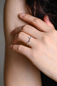 Anillo de Boda Curvo de Oro Blanco de 14K con Corona de Diamantes Cultivados en Laboratorio - Product Image 4