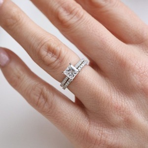 Bague de fiançailles en diamant de laboratoire taille princesse 1,25 carat, ensemble de bagues solitaires carrées avec alliance éternité 3/4 assortie - Product Image 6