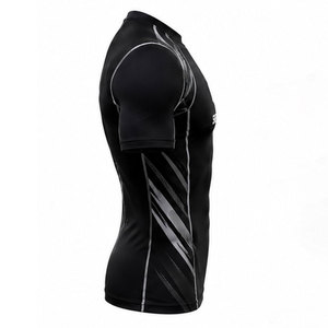 Camiseta de compresión transpirable con tecnología de tejido avanzada que absorbe eficientemente la humedad, garantizando una experiencia cómoda. - Product Image 4