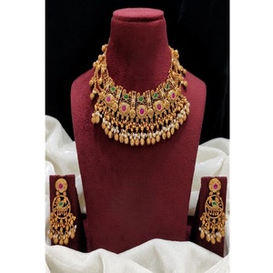 Magnifique ensemble collier et boucles d'oreilles en moissanite plaqué or de qualité supérieure, style Rajwadhi, pour collection de mariage. - Product Image 2