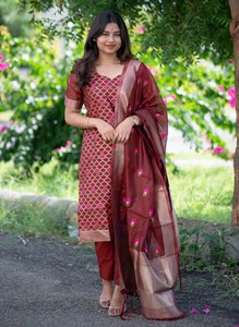 Ensemble Kurta en soie artificielle tissée marron pour femmes avec pantalon et dupatta |   Vêtements ethniques traditionnels et festifs - Product Image 3