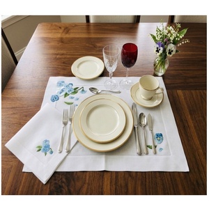 Juego de Manteles Individuales y Servilletas Bordados con Flores Azules, de Lujo, Sencillos y Lavables, de Lino Blanco, para el Hogar, Bodas y Eventos - Product Image 1