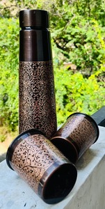 Botella de Cobre Premium con Vasos, Diseño Grabado con Acabado Antiguo, a Precio de Exportación al por Mayor - Product Image 5