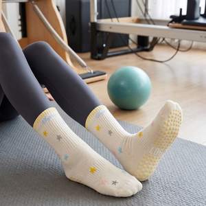 Chaussettes de Pilates antidérapantes pour femmes avec logo personnalisé OEM, en coton doux, à adhérence collante, styles variés, jacquard, petites étoiles, multicolores - Product Image 4