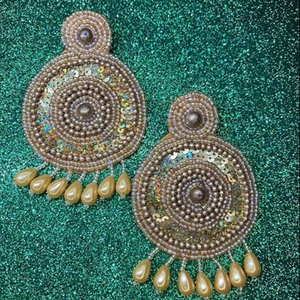 Pendientes Bordados con Hilo Metálico, Diseño Ligero Hecho a Mano para Fiestas y Graduaciones, Personalizados por MD HANDICRAFTS - Product Image 2