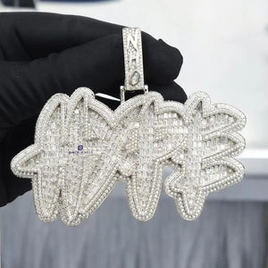 Colgante de Lujo con Nombre en Moissanita Estilo Hip Hop, con Engaste de Diamantes VVS en Corte Baguette, Acabado en Oro Blanco - Product Image 1