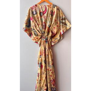 Robe kaftan en coton beige à imprimé floral paisley pour femmes, robe maxi bohème pour la plage et les vacances - Product Image 1