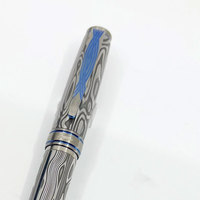 Stylo en acier de Damas, instrument d'écriture haut de gamme pour les professionnels et les entreprises.