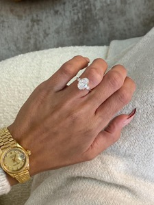 Bague de fiançailles en diamant de laboratoire de 3,50 carats, taille ovale avec pierres latérales taille poire, or rose 14 carats, bague à trois pierres - Product Image 4