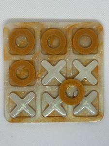 Jeu de Tic Tac Toe en résine motif marbre avec pièces X et O, jeu de société minimaliste en résine - Product Image 1