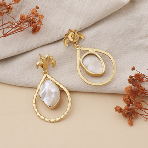 Pendientes de Perlas de Agua Dulce Doradas Mate de Lujo, Minimalistas, Elegantes y Ligeros para Mujer, Ideales para Fiestas y Bodas - Product Image 3