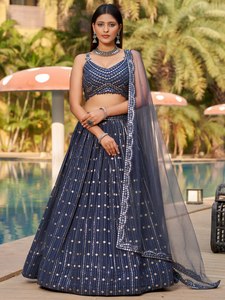 Robe de demoiselle d'honneur bleue à sequins, coupe trapèze, avec crop top et détails perlés, longueur ras du sol, sans manches, bretelles spaghetti, taille naturelle - Product Image 2