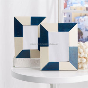 Marco de Fotos de Madera Hecho a Mano con Patrón Chevron Rojo y Blanco, Decoración Contemporánea Vibrante para el Hogar - Product Image 6