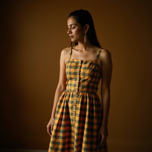 Robe d'été faite à la main par des artisans qualifiés de couleur moutarde avec motif à carreaux de buffle robe d'été pour femmes - Product Image 4