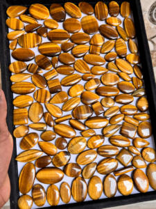 พลอยตาเสือธรรมชาติทรงหลวมสีน้ำตาลผสมรูปทรงต่างๆ ขายส่ง - Product Image 4