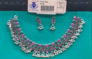 Ensemble de bijoux indiens en argent oxydé, collier ras-du-cou et boucles d'oreilles, avec pierres roses et vertes, style Ghungroo tribal, vente en gros - Product Image 3