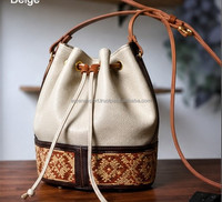 Sac seau en cuir de vache fait main grande capacité au design tendance 2026 pour femme, sac à bandoulière simple en cuir repoussé