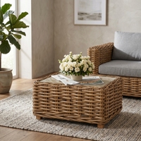 Table basse Surabaya en bois d'acajou avec cadre en rotin semi-tressé et plateau en verre standard – Mobilier d'extérieur haut de gamme pour salon et patio, style tropical