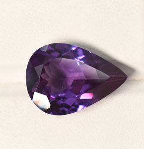 Gema de Alexandrita Pera Impecable: Piedra Suelta de 16.15 ct con Cambio de Color, 20x14 mm - Product Image 1