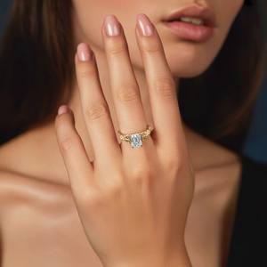 Anillo de Compromiso y Boda de Plata 925 Chapado en Oro de 18K con Moissanita Corte Esmeralda Estilo Antiguo para Ella - Product Image 2