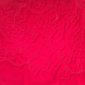 Tissu en velours rouge de qualité supérieure, brodé de motifs floraux, travail au fil sur velours doux, idéal pour les tenues de soirée et les robes de mariée haut de gamme. - Product Image 1