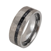 Bague en carbure de tungstène avec incrustation de pierres foncées concassées et finition brossée forgée, alliance plate pour homme, bijoux en gros
