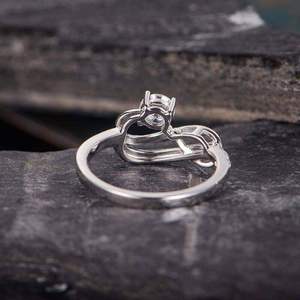 Anillo de Compromiso de Moissanita con Corte Brillante de 1.00 CT, Diseño Infinito, Engaste Pavé, Banda de Boda Curva Entrelazada, Plata 925, Moderno - Product Image 5