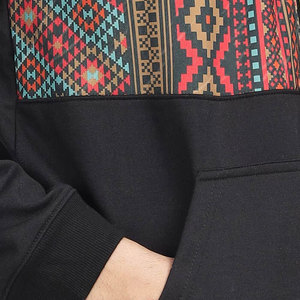 Sudadera con Capucha para Hombre, Estampado Geométrico, Corte Regular, Ropa Casual de Otoño, Negra con Patrón Rojo, Impresión por Sublimación - Product Image 6