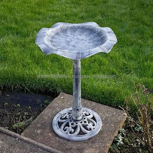 Bain d'oiseaux classique en métal pour jardin, patio, design élégant, base robuste, attirant les oiseaux, avec bassin de rétention d'eau. - Product Image 1