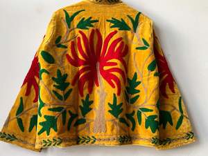 Chaqueta Suzani Hecha a Mano para Mujer, Elegante Bordado, Cómoda, Abertura Frontal con Bolsillos, Prenda de Invierno Moderna, Cinturón, Tela Suave - Product Image 4