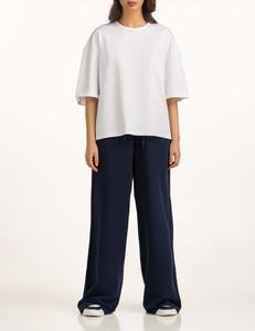 เสื้อยืดโอเวอร์ไซส์สีขาวผ้าฝ้ายรักษ์โลกสำหรับผู้หญิง ทรงหลวม ดีไซน์พอดีตัว พร้อมโลโก้สั่งทำพิเศษสำหรับใส่ในช่วงฤดูร้อน - Product Image 3