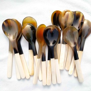 Vente flash : cuillère en corne artisanale pour servir les condiments, les sauces, les collations et pour une utilisation écologique en cuisine, disponible au prix direct. - Product Image 4