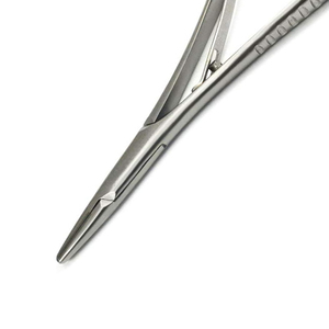 Portaagujas quirúrgico Mathieu con mordazas finamente dentadas para un manejo preciso de las agujas de sutura - Product Image 3