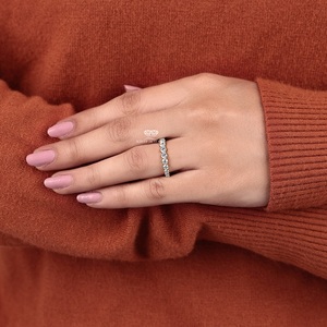 KIRTI JEWELRY แหวนแต่งงานแบบคลาสสิกประดับเพชรทรงกลมสีเหลืองทองสำหรับผู้หญิง สี G ธรรมชาติ ทรงเพรียวบาง สามารถสวมซ้อนกันได้ - Product Image 4