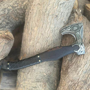 Hache viking gravée sur mesure de qualité industrielle avec manche en bois foncé et lame en acier au carbone pour le camping en plein air, la survie et la présentation - Product Image 6