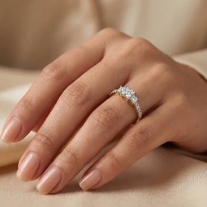 Anillo de Compromiso de Oro Amarillo de 14K con Tres Diamantes Cultivados en Laboratorio de Corte Princesa de 0.58CT, Joyería Fina - Product Image 3
