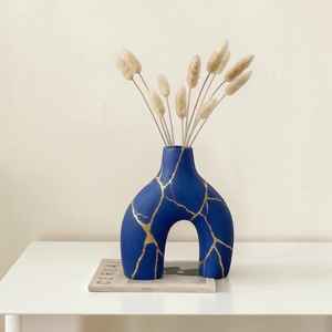 Jarrón de cerámica hecho a mano, ecológico, sin plomo, contemporáneo, de forma irregular, con acabado mate, portátil y duradero, de UO - Product Image 1