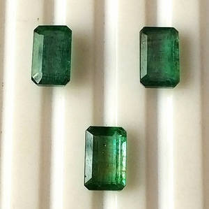 Lote de Esmeraldas Naturales de Zambia, 4 Quilates de Peso Total, Calibradas, Corte Esmeralda de 8x5 mm, Facetadas, Translúcidas, Piedras Sueltas, 3 Piezas - Product Image 1