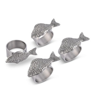 Anneau de serviette en argent en forme de poisson avec un design de écailles détaillées pour la décoration de table, l'utilisation en restaurant et un style de table élégant - Product Image 6