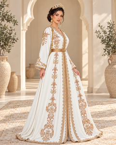 Caftán nupcial marroquí Mishkat Couture color marfil con bordado dorado, terciopelo color ciruela, largo maxi, mangas largas, cinturón dorado ornamentado, tiara de cristal. - Product Image 6