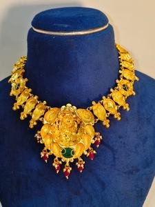 Collier pendentif Lakshmi en or 22 carats, bijoux de temple antiques, mariage indien traditionnel, disponible en OR/ARGENT/BRASS - Product Image 3