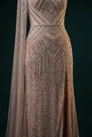 Robe de soirée de luxe à col cœur orné de perles, silhouette trompette/sirène |   Robe de mariée asymétrique à motif floral