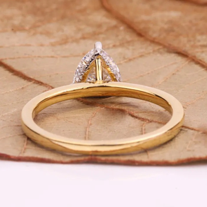 Anillo de compromiso de lujo para mujer con diamante de laboratorio de 3 quilates talla trillón, halo oculto y engaste de puntas, chapado en oro de 18K y rodio, VS - Product Image 4