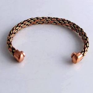 Brazalete trenzado de cobre, latón y acero con imanes - Brazalete magnético en espiral de 3 metales, artesanía en metal - Product Image 1