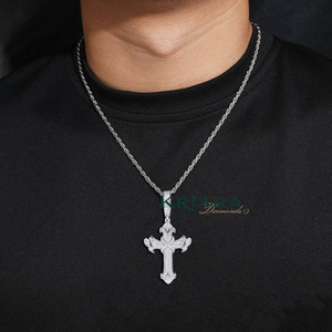 Colgante de Cruz de Plata 925 con Moissanita, Joyería Religiosa para Hombre, Diseño de Corte Brillante Redondo - Product Image 1