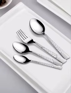 Ensemble de couverts en métal élégant pour l'hôtellerie, cuillère et fourchette, conçus pour une présentation de table raffinée - Product Image 5