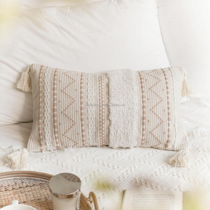 Housse de coussin décorative marocaine motif losanges gris et blanc, style bohème géométrique, 24 × 24 pouces, accent ethnique tissé pour un intérieur moderne - Product Image 5