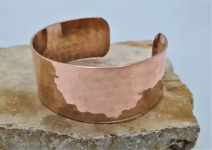 Bracelet manchette en cuivre martelé moulé sous pression, design ouvert réglable, bijou artisanal en métal massif, forme circulaire, style bohème, mariage - Product Image 5