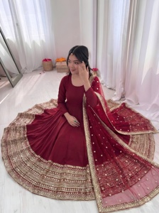Robe Anarkali en soie romaine brodée avec bas en crêpe naturel et dupatta en tulle - Product Image 3