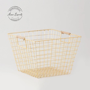Cesta de almacenamiento de alambre resistente Construcción de metal duradera Organización versátil para el hogar Uso multiusos Acento de decoración elegante - Product Image 1